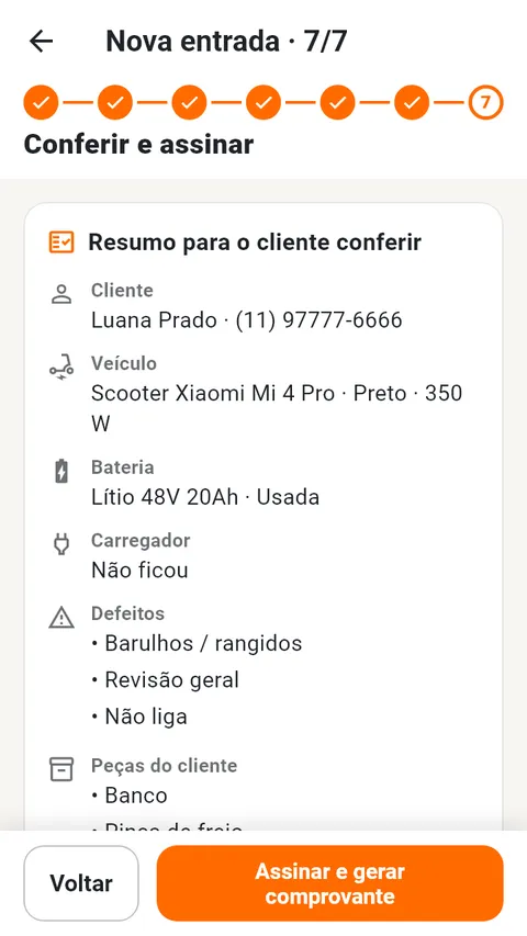 Último passo da nova entrada: resumo com Cliente, veículo, bateria, carregador, defeitos e peças, e o botão Assinar e gerar comprovante.
